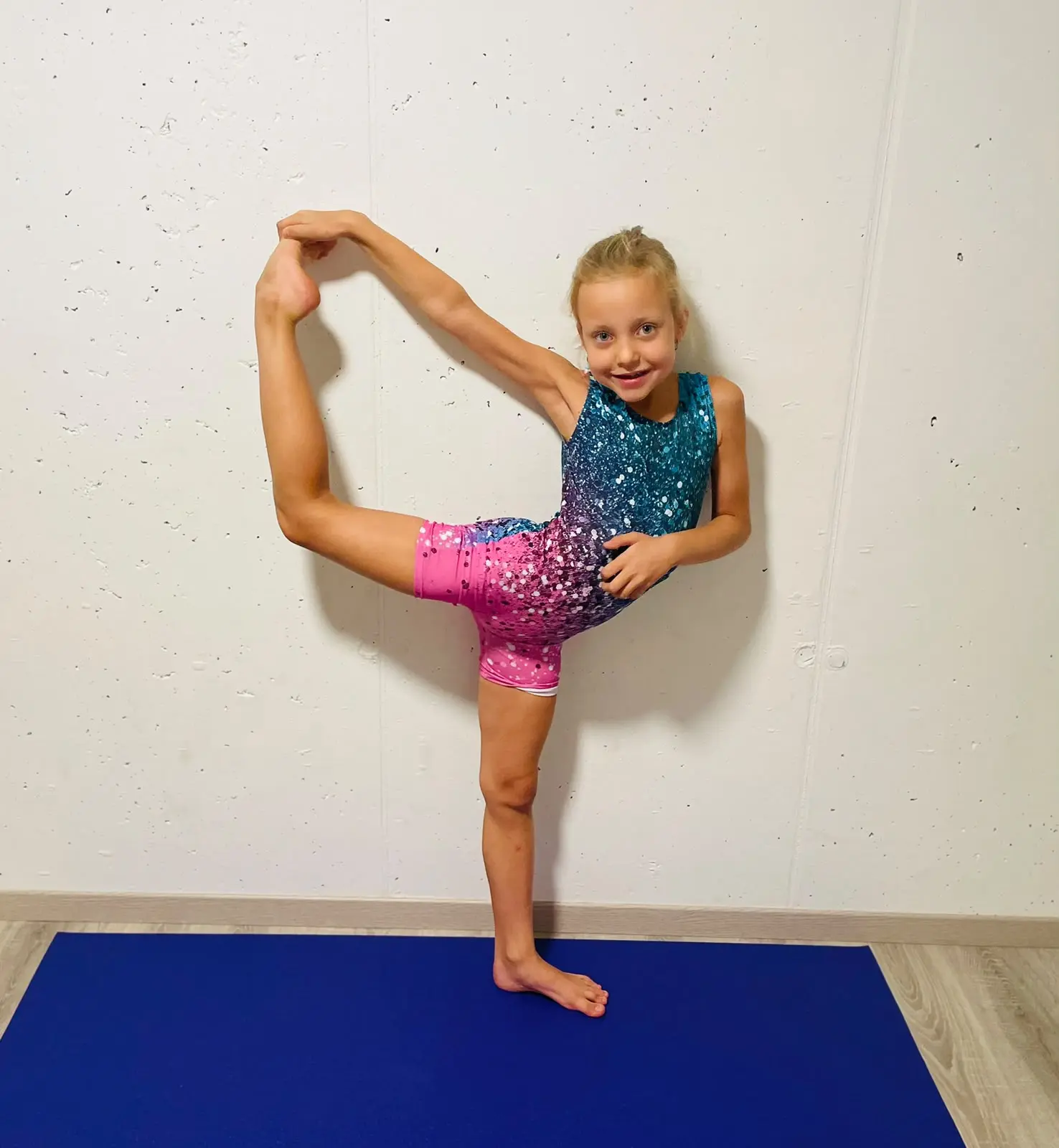 Kind in der Tänzerpose beim Yoga
