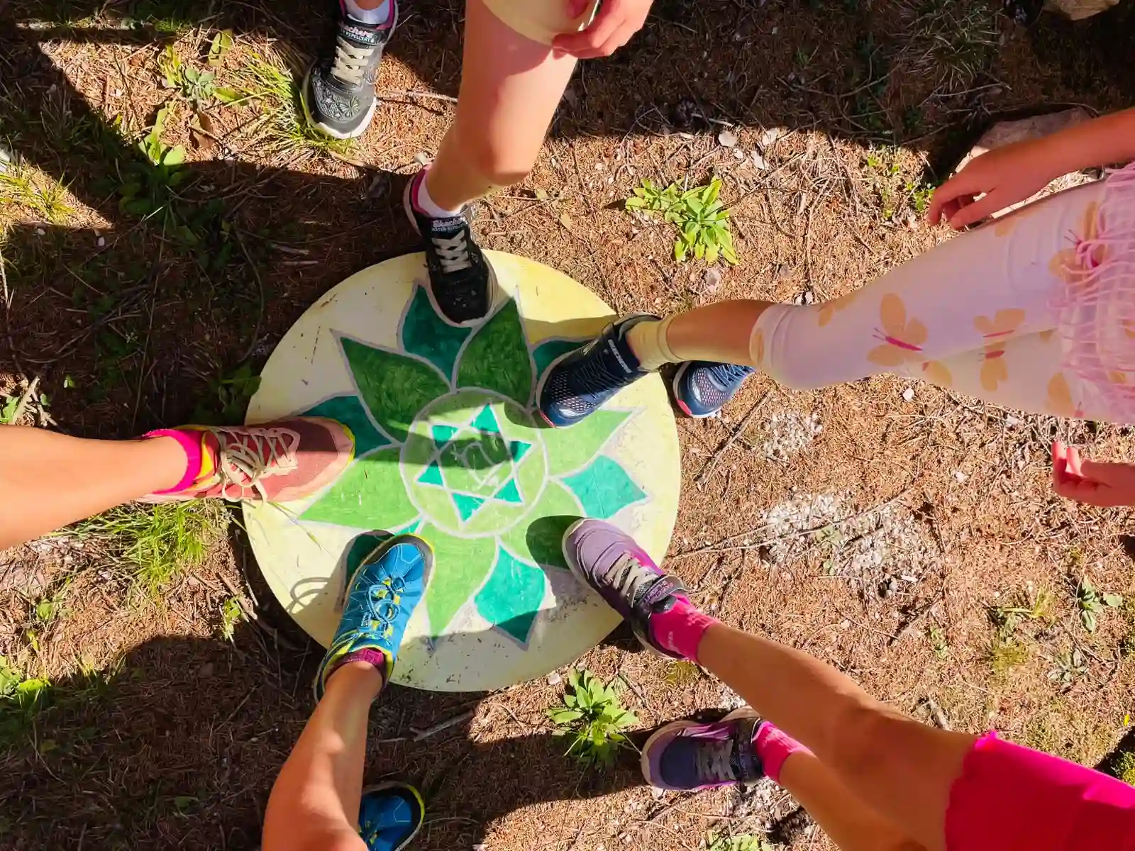 Kinder legen ein Naturmandala während der Yoga Kids Woche